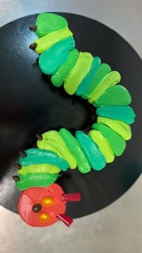 THIS CAKE HACK IS SO EASY! 🐛 Inspo from the AMAZING @lindseybakedthis ❤️ #tiggamac #okiedokie #cakedecorating #cakehack #caketutorial #cakedecorator #cakes #cakevideo #easycakes #cake #buttercream #kidscakes | Tigga Mac | Tigga Mac · Original audio Tigga Mac Cakes, Tigga Mac, Mac Cake, Hungry Caterpillar Cake, Caterpillar Cake, Cake Hacks, Cake Buttercream, Cake Videos, Very Hungry Caterpillar