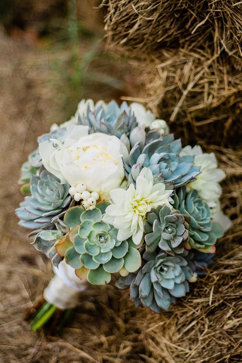 Bouquets With Succulents And Flowers, Succulents Wedding Decor, Succulent Flower Bouquet, Fall Wedding Succulents, Succulent Wedding Colors, Wedding Bouquets With Succulents, Wedding Boquet Succulents, Succulents Centerpiece Wedding, Succulent Arrangements For Weddings