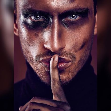 Devil Makeup Ideas, Devil Makeup Halloween, Demon Makeup, Devil Makeup, Angel Wings Costume, Devil Halloween, Golden Eyes, Male Makeup, Fx Makeup