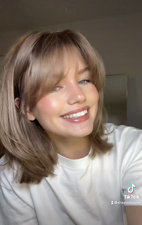 Short Hair With Curtain Bangs Thick Hair, Short Hair With Round Layers, 90s Shoulder Length Hair With Bangs, Front Curtain Bangs Short Hair, Short Hairstyle For Long Face Girl, Short Hair Cuts For Straight Fine Hair, Friends Rachel Haircut, Short Brunette Hair Aesthetic, Short Cute Haircuts With Bangs