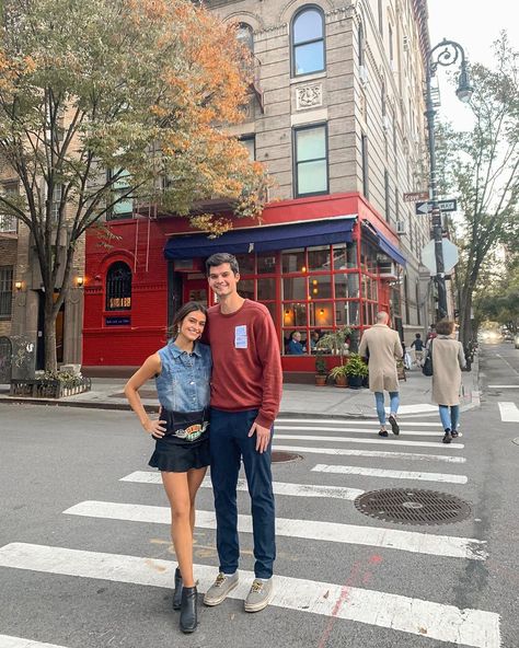 Ross and Rachel Halloween Costume | We were on a break...? I give us a B- for effort and A+ for getting a picture in front of the FRIENDS apartment 💯🌆 Ross And Rachel Costume Halloween, Rachel Ross Halloween Costume, Rachel Green Central Perk Outfit, Friends Show Halloween Costumes, F•r•i•e•n•d•s Halloween Costumes, Rachel Halloween Costume, Ross And Rachel Halloween Costume, Rachel And Ross Costume, Rachel Green Costumes Central Perk