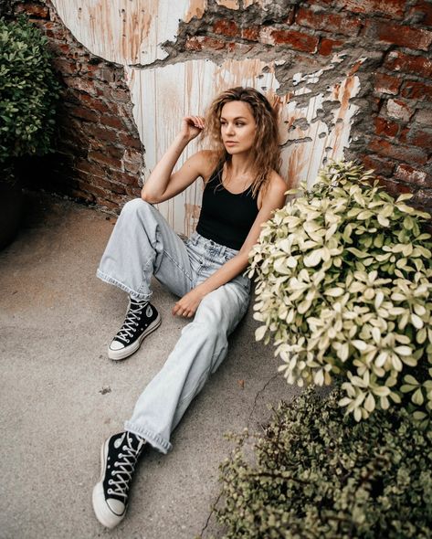 Street Style Focus: Curly blonde models jeans on Abbot Kinney. #StreetChic #DenimLove #abbotkinneyblvd #stradilooks #stradivarius #converse #allsaints Abbot Kinney Blvd, Model Jeans, Abbot Kinney, Denim Day, Blonde Model, Street Chic, All Saints, Curly Blonde, Instagram A