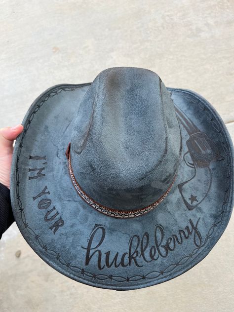 Blue Huckleberry Revolver Cowgirl Burne Hat Suede Hat Cowboy Hat Ladies Western Hat Wide Brim Fedora Hippie Rancher - Etsy Rodeo Crafts, Burning Hats, Cowboy Hat Crafts, Cowgirl Hats Western, Hats Ideas, Cowboy Hat Design, Cowboy Hat Styles, Custom Cowboy Hats, Wood Burn Designs