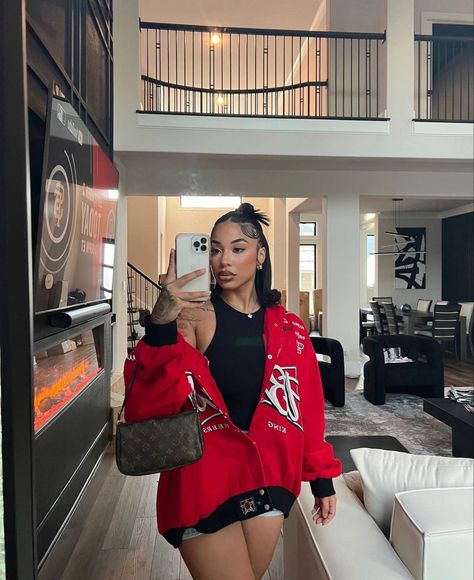 Cute First Date Outfits Black Women, Nba Outfit For Women Fashion, Lakers Jersey Outfit Woman, Gameday Outfit Black Women, Bulls Game Outfit Women, Lakers Game Outfit Women, Nba Wife Outfit, Nba Outfit For Women, Basketball Game Outfit Black Women