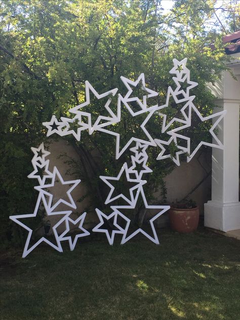 Star Photo Backdrop, Star Parade Float Ideas, Starry Night Prom Centerpieces, Easy Cheap Christmas Decorations, Concert Decorations, Best Christmas Destinations, Night To Shine, Prepare For Christmas, Theatre Backdrops