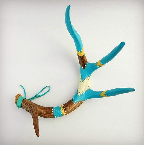 Antler Decor Diy Projects, Royal Dungeon, Antler Painting, Painted Deer Antlers, Antler Projects, Deer Antler Crafts, Antler Ideas, Painted Antlers, Deer Antler Decor