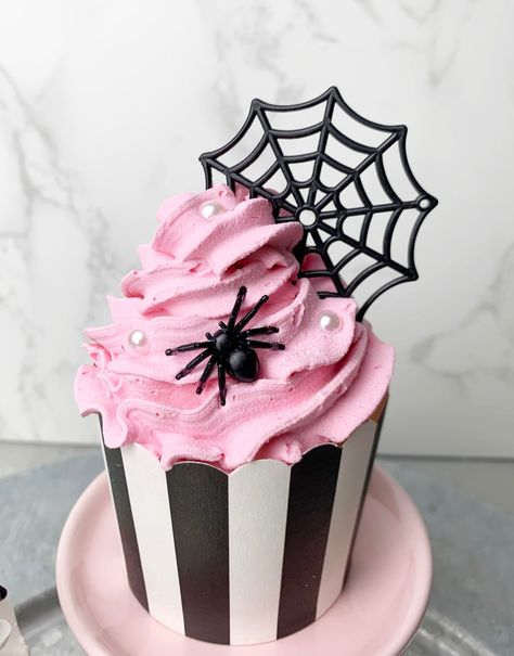 Pink Spooky Cupcakes, Pink Halloween Cupcakes, Fun Halloween Desserts, Black Cupcakes, Ghost Cupcakes, Birthday Halloween Party, Baby Shower Cupcakes, Halloween Desserts, Dessert Decoration