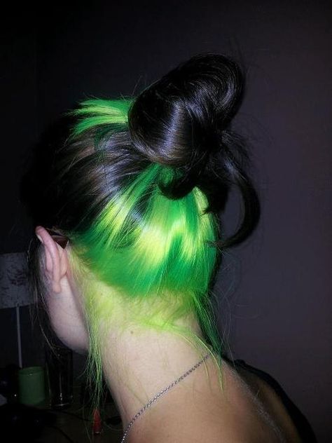 Jet Black Hair Vibrant Neon Green Underneath. Thinking about this Green Hair Streaks, Green And Black Hair, Neon Green Hair, Hidden Hair Color, Underlights Hair, Split Dyed Hair, Hair Color Underneath, Peekaboo Hair, Hair Color Streaks