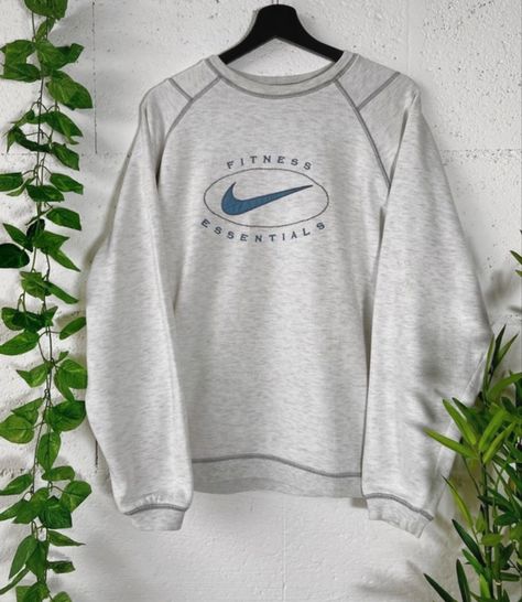 Hoodie Print Ideas, Old Nike Shoes, Sweatshirt Ootd, Nike Vintage Sweatshirt, Old Nikes, Nike Jumper, Aesthetic Hoodies, Apparel Design Inspiration, Vintage Nike Sweatshirt