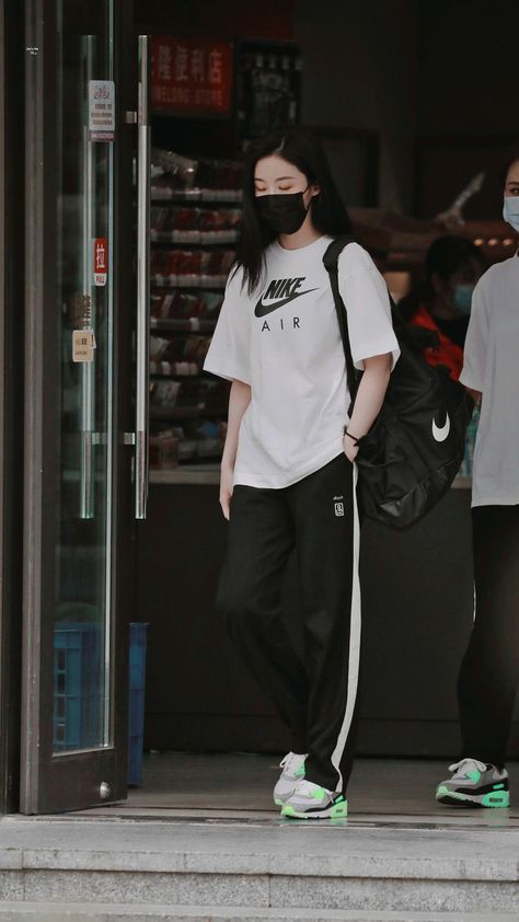 Park Yoona, Korean Airport Fashion, Boyish Outfits, Boyish Style, Korean Outfit Street Styles, Simple Look, Korean Casual Outfits, Casual Day Outfits, Tomboy Outfits