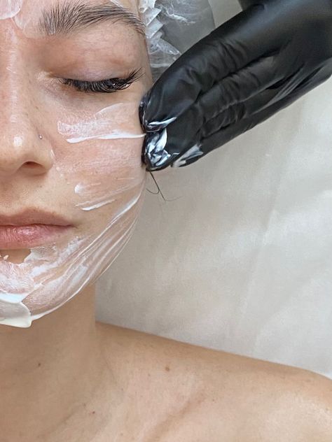 Facial Asethic, Aesthetic Facial Pictures, Facial Aesthetic Photography, Esthetician Student Aesthetic, Esthetician Aesthetic Pictures, Facialist Aesthetic, Esthetics Pictures Instagram, Beauty Therapy Aesthetic, Spa Facial Aesthetic