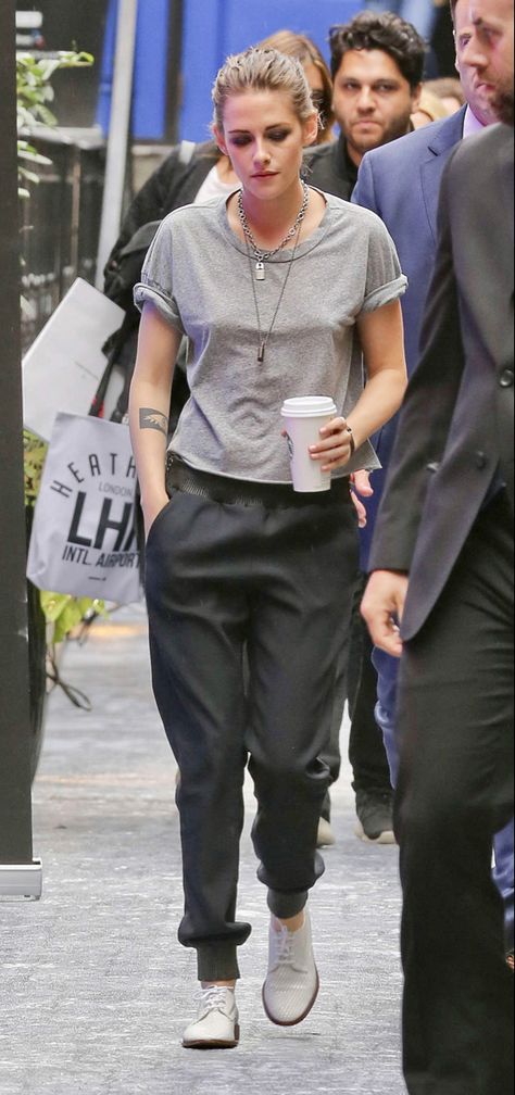 Kristen Stewart Tomboy Outfits, Kristen Stewart Happiest Season Outfits, Kristen Stewart Fashion Style, Kristen Stewart Street Style 2022, Kirsten Stewart Outfit, Kristin Stewart Style, Tomboy Summer Outfits Street Style, Queer Fashion Women Summer, Tom Boy Style Women