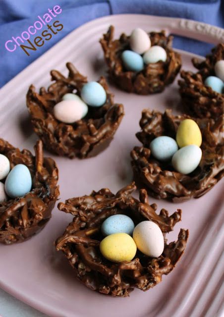 These sweet chocolaty no bake treats look like birds nests but taste like haystack candies. They are quick and easy to make and perfect for spring and Easter. Cadbury Mini Egg Cookies, Birds Nest Cookies, Easter Birds Nest, Easter Egg Nest, Easy Easter Treats, Birds Nests, Easter Nests, Candy Egg, Cooking Chocolate