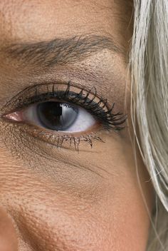 Older Eyes, Makeup Over 50, Eyeshadow Tips, Makeup Tips For Older Women, 50 Makeup, Makeup For Older Women, Applying Eye Makeup, Makeup Advice, Best Makeup Tips