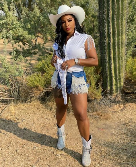 Style Cowgirl Boots Outfits, Cow Girl Outfits For Black Women Rodeo, Plus Size Cowgirl Outfits Concert, Western Outfit Black Women, Black Women Cowgirl Outfit, Beyonce Cowgirl Outfits, Cowboy Inspired Outfits For Women, Cow Girl Outfits For Black Women, Trailride Outfits