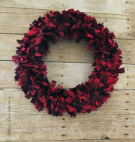 Vintage, Paint and more... Easy Christmas Rag Wreath Fabric Scrap Wreath Diy, Flannel Wreath Diy, Rag Wreath Tutorial Fabric Strips, Buffalo Plaid Wreath Diy, Rag Wreaths How To Make A, Fabric Wreaths Diy No Sew, Rag Wreath Ideas, Diy Rag Wreath, Rag Tie Wreath