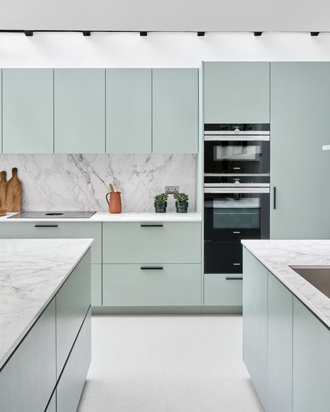 Kitchen Colour Combination Ideas, Kitchen Cupboard Colours, Modern Kitchen Cupboards, Modern Kitchen Colours, Kitchen Wardrobe Design, Kitchen Colour Combination, Kitchen Colour, Modular Kitchen Cabinets, Color Kitchen