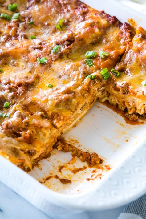 This delicious homemade lasagna has a Mexican flair you will love to take your lasagna up a notch on pasta night! Easy Homemade Mexican Lasagna is layers of lasagna noodles, taco meat and cheese! #julieseatsandtreats #lasagna #mexican #mexicanlasagna #dinner #lasagnarecipe #easydinner #dinnerrecipe Lasagna With Egg Noodles, Mexican Lasagna Recipe With Noodles, Taco Lasagne, Recipes With Lasagna Noodles, Mexican Lasagna Recipes, Taco Lasagna, Mexican Lasagna, Easy Lasagna Recipe, Homemade Mexican