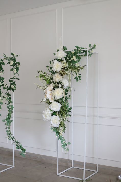 Podium Flower Arrangements, Plinth Decor, Flower Pillars Wedding, Standing Flower Wedding, Floral Pillars Wedding, Wedding Podium, Pedestal Flower Arrangements, Flower Pillars, Wedding Flower Stand