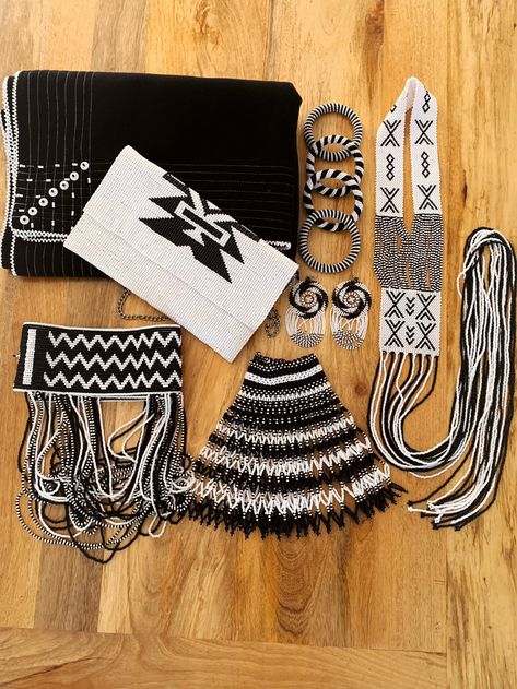 Xhosa Beads, Lace Beadwork, Xhosa Attire, Black And White Necklaces, White Choker, Beading For Kids, Beaded Scarf, Beaded Clutch Bag, Bead Weaving Tutorials