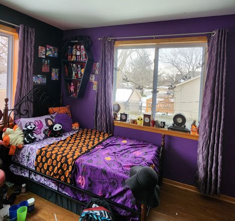 Emo Room Inspo 2000s, Scenecore Bedroom, Scene Room Ideas, Scene Room Emo, Scene Kid Bedroom, Alternative Bedroom, Emo Room, Scene Room, Halloween Bedroom Decor