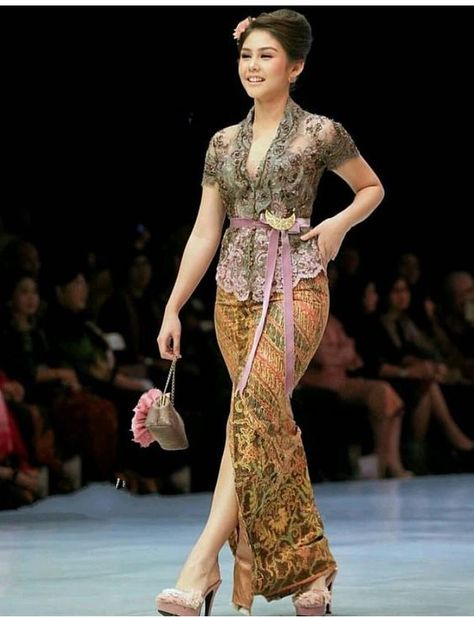 Kebaya Brokat Modern, Anne Avantie, Indonesian Kebaya, Batik Dress Modern, Kebaya Wedding, Kebaya Modern Dress, Modern Kebaya, Kebaya Brokat, Batik Kebaya