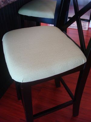 Upholstering an unupholstered chair from Thrifty Decor Chick Add A Cushion To A Wood Chair, How To Add Cushion To Wooden Chair, Add Cushion To Wood Chair Diy, Diy Kitchen Chairs, Kitchen Chair Makeover, Diy Chair Cushions, Chair Redo, Thrifty Decor Chick, Thrifty Decor