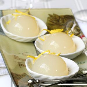 This hemispheric cocktail gel version of the classic French 75 will leave your guests asking for more! This solid cocktail, from jelly shot expert Michelle Palm, should definitely be added to your list of favorite molecular cocktails Lemon Jello Shots, Molecular Cocktails, Champagne Jello Shots, Molecular Mixology, Jello Pudding Shots, French 75 Cocktail, Jelly Shots, Kitchen French, Gelatin Recipes