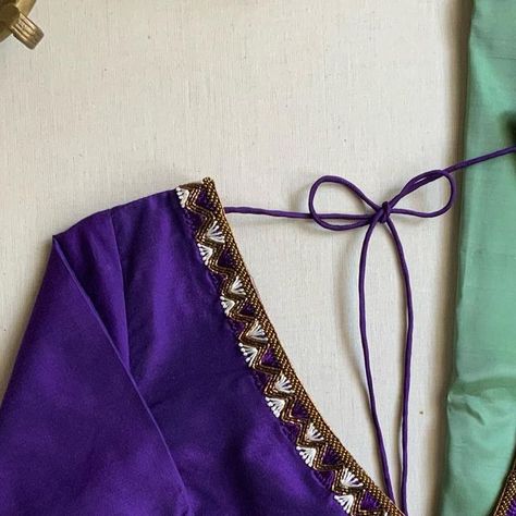 Purple Embroidery Blouse, Violet Blouse Maggam Work Designs, Kundan Embroidery Work Blouses, Minimal Blouse Design, Hand Work Embroidery Blouse Neck Design, Blouse Neckline Designs, V Neck Blouse Pattern, Simple Blouse Work, Simple Work Blouse Designs