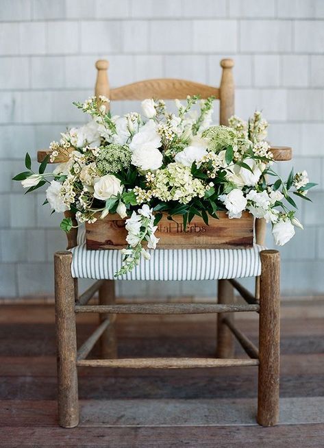 Diy Flower Boxes, White Flower Arrangements, Nantucket Wedding, Diy Arrangements, Floral Aesthetic, Floral Arrangements Diy, Garden Types, Small White Flowers, Flower Arrangements Diy