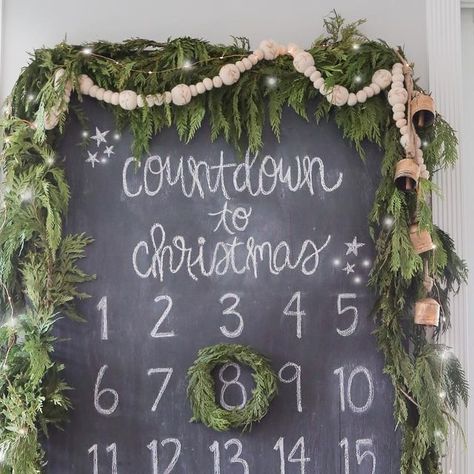 Chalkboard Advent Calendar, Advent Calendar Wreath Diy, Chalkboard Christmas Countdown, Christmas Chalkboard Art Ideas, Christmas Chalkboard Ideas, Diy Christmas Countdown, Christmas Chalkboard Art, Christmas Countdown Diy, Paint Chalk