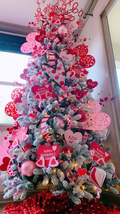 February Tree Decorating Ideas, Valentine’s Day Christmas Tree Ideas, Valentines Tree Decor, Hearts Christmas Tree, Trees Decorated For Valentines Day, Valentines Day Christmas Tree Ideas, Valentine's Tree Decorating Ideas, Valentine Trees Decorated, Diy Valentines Tree Decorations