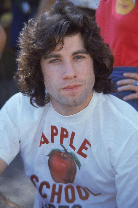 Travolta poses wearing T shirt with the words, 'Apple School,' and an image of an apple emblazoned across the front, 1976  #johntravolta #film #Movies #actor #actorlife #dancer #handsome #70sfashion #menfashion #hero #hollywoodhero #70smenstyle Diana Hyland, Danny Zuko, Short Celebrities, Shaved Hair Cuts, Kelly Preston, Saturday Night Fever, Night Fever, Olivia Newton John, John Travolta