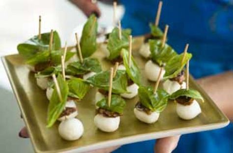 Pisa mozzarella - These colourful mozzarella balls with sun-dried tomatoes and basil are so easy to make. Smoked Salmon Blinis, Easy Canapes, Veggie Tart, Christmas Canapes, Mozzarella Balls, Canapes Recipes, Cranberry Cheesecake, Crushed Potatoes, Mozzarella Recipes