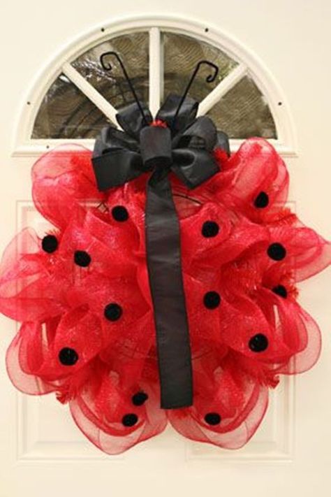 Ladybug is very common theme for lots of different DIY projects. They are fun not only for adults, but also for kids. Here are 40 adorable DIY ladybug projects Ladybug Wreath, Ladybug Crafts, Ladybug Birthday, Deco Wreaths, Ladybug Party, Lady Bugs, Wreath Door, Seasonal Wreaths, Deco Floral