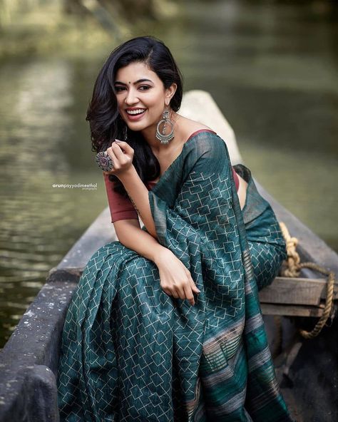 1,545 Likes, 8 Comments - Keep Me Stylish (@keepme_stylish) on Instagram: “Saree styling inspiration! Credits : Inframe : @anjutk10 MUA : @sreshtamakeup Photography :…” Anju Kurian, Saree Styling, Indian Ethnic Fashion, Keep Me Stylish, Pose Model, Simple Saree Designs, Bungalow Exterior, Saree Poses, Simple Sarees