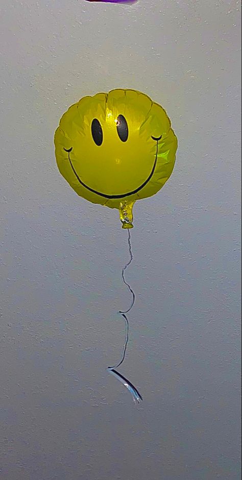 Indie Smiley Face, Smiley Face Balloon, Senior Year Art, Birthday Smiley, Murakami Flower, Happy Emotions, Digital Art Beginner, Face Aesthetic, Sketch A Day