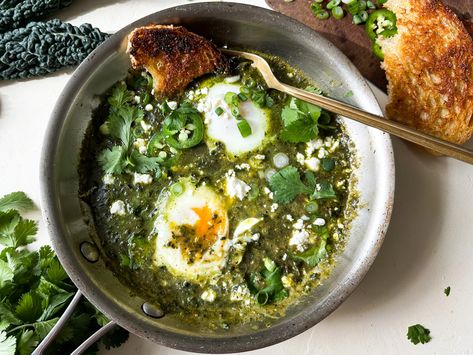 Green Shakshuka Eggs Recipe – beeya wellness Single Serve Breakfast, Green Shakshuka, Avocado Slices, Green Sauce, Eggs Recipe, Holiday Menus, Summer Food, Salsa Verde, Egg Recipes