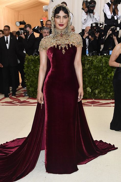 135 Best Met Gala Dresses Of All Time - Met Ball Best Dressed Celebrities Met Gala Outfits, Met Gala Dresses, Gala Outfit, Liu Wen, Gala Fashion, Met Gala Red Carpet, Gaun Fashion, Doutzen Kroes, Iconic Dresses