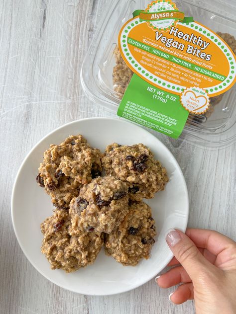 Alyssa's Inspired Healthy Oatmeal Bites - Peanut Butter and Jilly Healthy Oatmeal Bites Recipe, Healthy Vegan Oatmeal, Vegan Bites, Oatmeal Bites, Oatmeal Diet, Healthy Oatmeal Cookies, Vegan Oatmeal, Guilt Free Snacks, Flax Seed Recipes