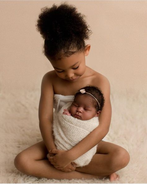 Sibling Photography Newborn, Mommy Daughter Photoshoot, Sister Goals, Sibling Photography, Cute Black Babies, Newborn Baby Photoshoot, Beautiful Black Babies, Newborn Shoot, Mixed Babies