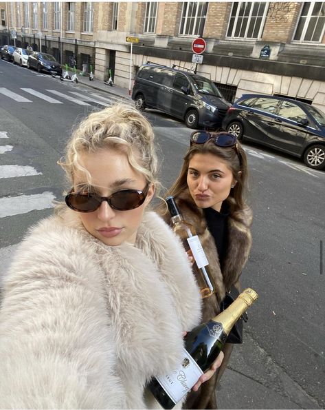 Besties In Paris, Girl Friends Aesthetic, Besties Pics, Aesthetic Best Friends, Aesthetic Besties, Besties Aesthetic, Night Out Aesthetic, Cute Friend Poses, Poses With Friends