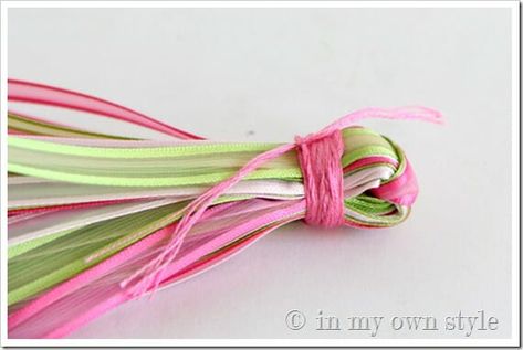 Bag Tassel Diy, Tassels Diy Tutorials, Tassel Keychain Diy, Key Tassel, Diy Tassels, Purse Charms Diy, Tassels Tutorials, Ribbon Tassel, How To Make Tassels