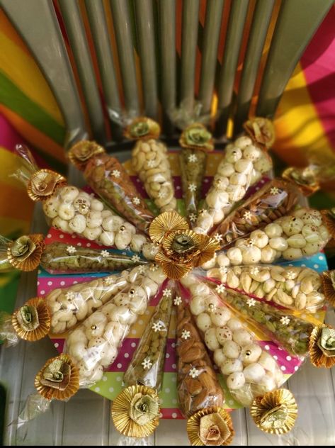 Dry Fruits Decoration, Dry Fruits Packing, Diwali Hampers, Simple Flower Rangoli, Gifts Packing, Dry Fruit Tray, Fruits Decoration, Tray Decoration, Dental Office Decor