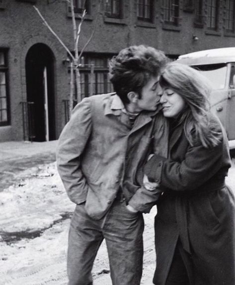 Bob Dylan and Suze Rotolo, New York, 1963 by Don Hunstein #bobdylan #donhunstein Suze Rotolo, Poetic Outlaws, Bob Dylan Quotes, Mötley Crüe, Bob Dylan, Cultura Pop, Music Stuff, Pretty Words, Singer Songwriter