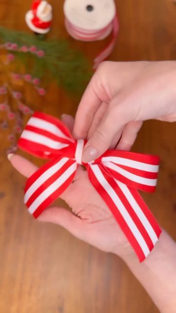 Tiny Bows On Christmas Tree, Small Christmas Tree Bows, Garland Bows, Wreath Bows, Christmas Tree Bows, Diy Bows, Tiny Bow, Never Go Back, Wrapping Gifts