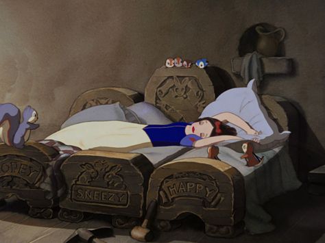 Snow White sleeping Old Disney Movies, Deco Disney, Sette Nani, Snow White Disney, Images Disney, Snow White And The Seven Dwarfs, The Seven Dwarfs, Old Disney, Pinturas Disney