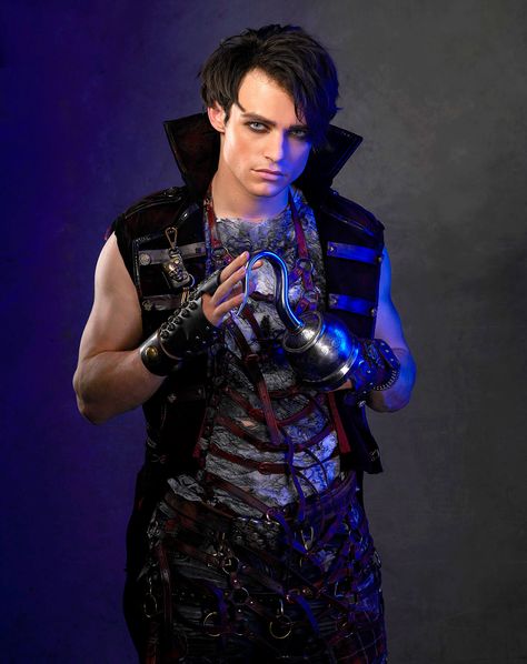 Descendants Harry, Maleficent Magic, Thomas Doherty Descendants, Childhood Disney, Dove And Thomas, Descendants Characters, Cheyenne Jackson, Descendants 1, Harry Hook