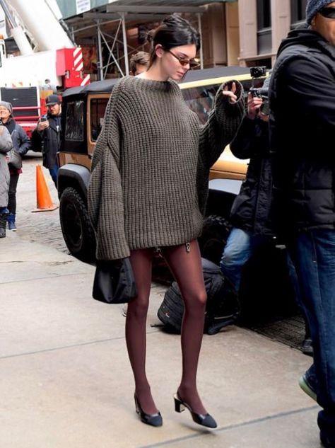 Stile Kendall Jenner, Brown Tights, Kendall Jenner Street Style, Kendall Style, School Wear, Kendall Jenner Outfits, Street Snap, Ny Fashion, Jenner Style