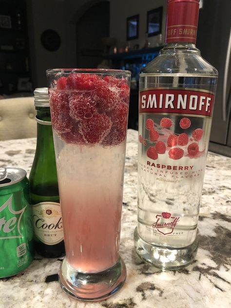 Raspberry Smirnoff, Frozen Pink Lemonade, Drink Combos, Vodka Sprite, Alcohol Candy, Smirnoff Raspberry, Mint Drink, Pretty Alcoholic Drinks, Raspberry Vodka